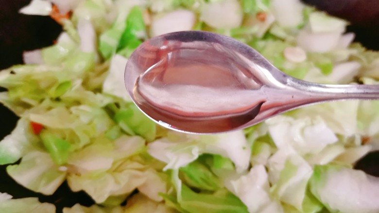 干煸圆白菜,待圆白菜变软,加适量料酒