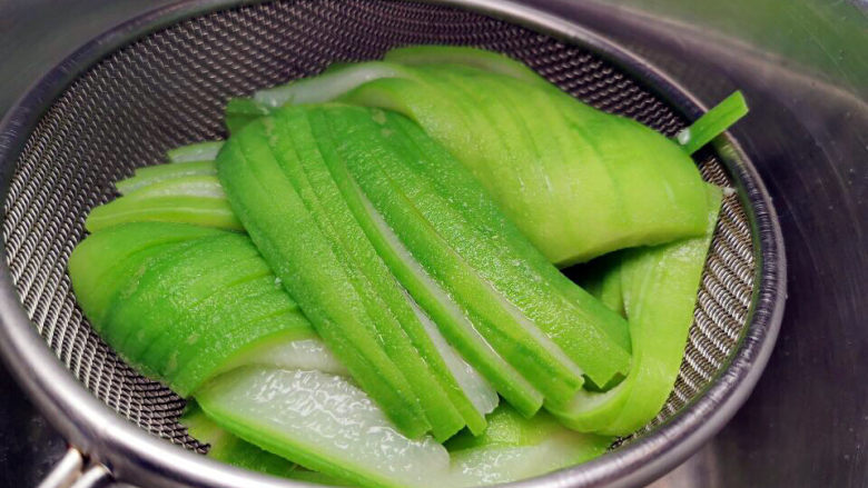 凉拌丝瓜,烫熟捞出,控干水份