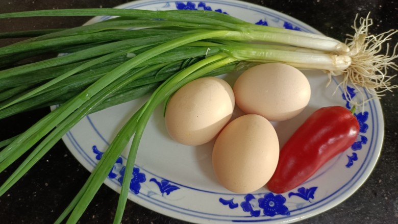 葱花炒鸡蛋,备好食材