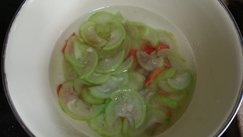 丝瓜去皮,丝瓜捞出,倒入清水中漂洗