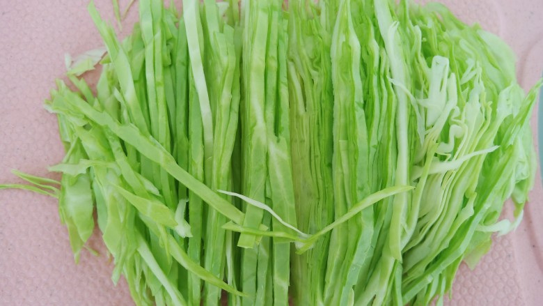 低盐低脂的包菜鸡蛋饼,小半个<a style='color:red;display:inline-block;' href='/shicai/ 3511'>包菜</a>清洗干净,切成细丝。