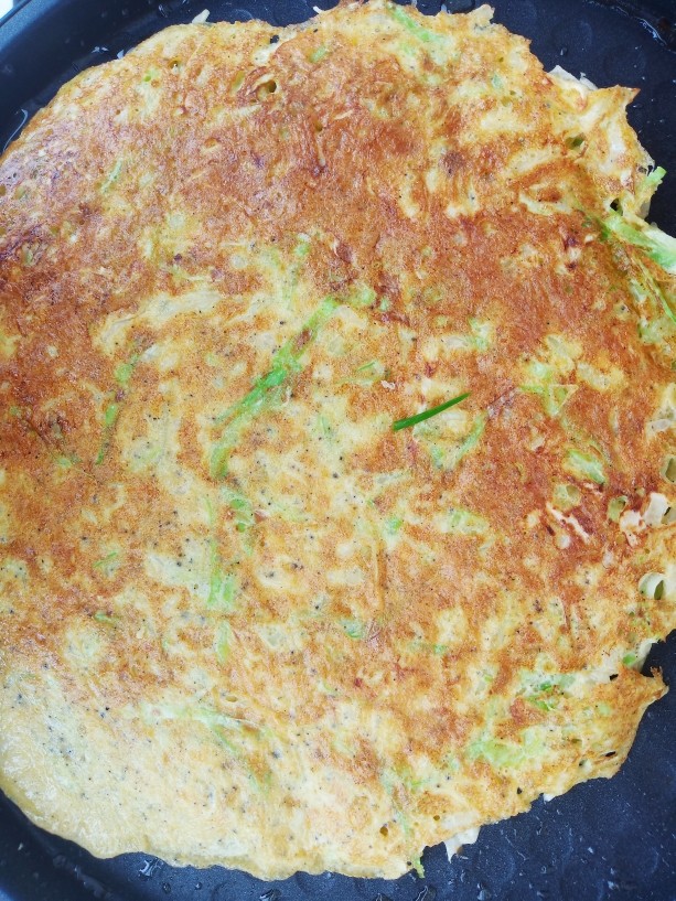 低盐低脂的包菜鸡蛋饼,煎至一面定型后翻至另一面继续煎,如此反复几次,直到全熟。