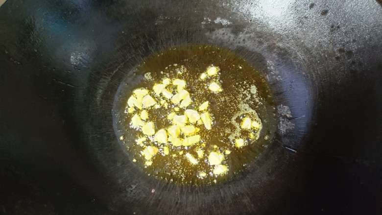 辣椒炒萝卜苗,起锅烧油,放入大蒜泥,