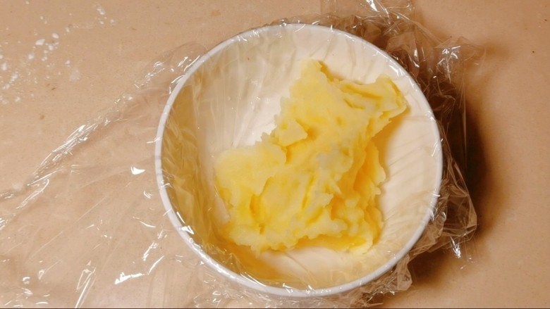 这样做的土豆泥不仅好吃不长胖!竟然还能减肥😮,准备一个空碗,放入一层保鲜膜