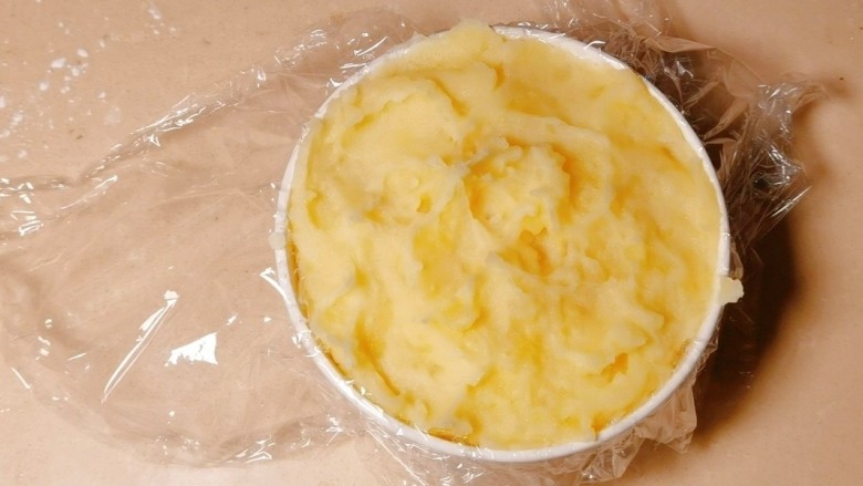这样做的土豆泥不仅好吃不长胖!竟然还能减肥😮,将土豆泥放入碗内,记得压实