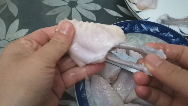 网红土豆酿鸡翅,鸡中翅先清洗干净,用剪刀剪去两头的筋膜,把骨头去掉