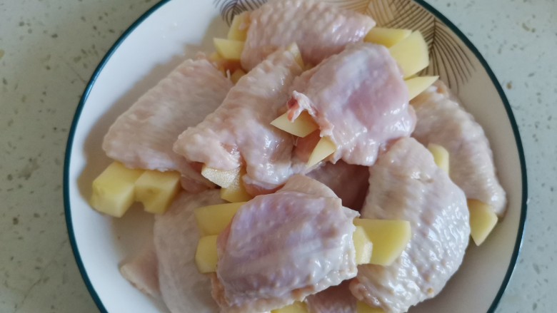 网红土豆酿鸡翅,把土豆塞入鸡翅里面,一个鸡翅塞两根土豆