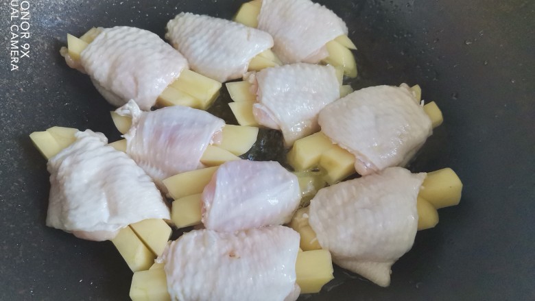 网红土豆酿鸡翅,不粘锅烧热,加入适量的油,下入鸡翅小火煎