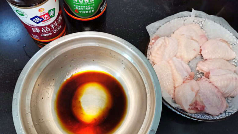 网红土豆酿鸡翅,料酒,酱油拌匀