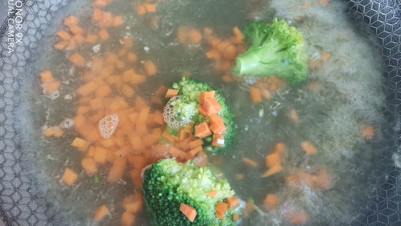 海苔拌饭,西兰花清洗干净,和胡萝卜一起焯水至断生