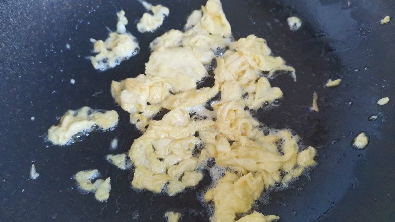 海苔拌饭,起锅烧油,倒入鸡蛋液炒散