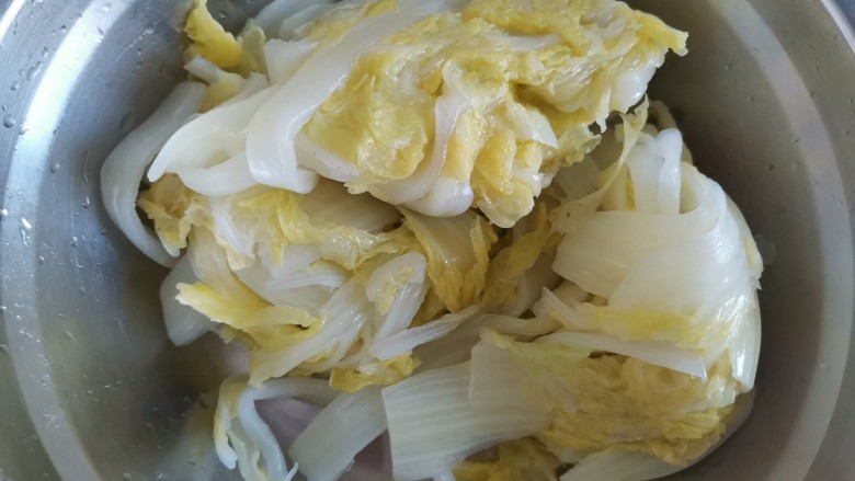 凉拌娃娃菜,然后把娃娃菜捞出,放入凉水中,然后再攥干水份