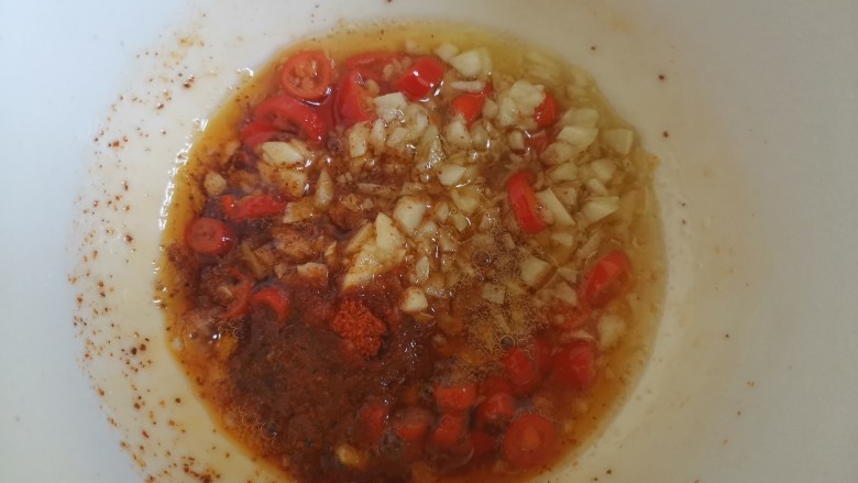 凉拌娃娃菜,大蒜小米椒加入碗中,加入一勺<a style='color:red;display:inline-block;' href='/shicai/ 9613'>辣椒面</a>,热油泼一下,激出香味