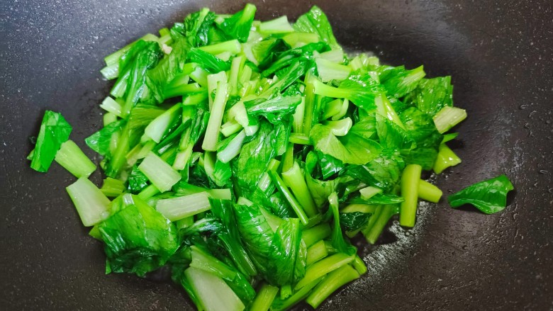 火腿青菜炒鸡蛋,翻炒至青菜变软,体积变小