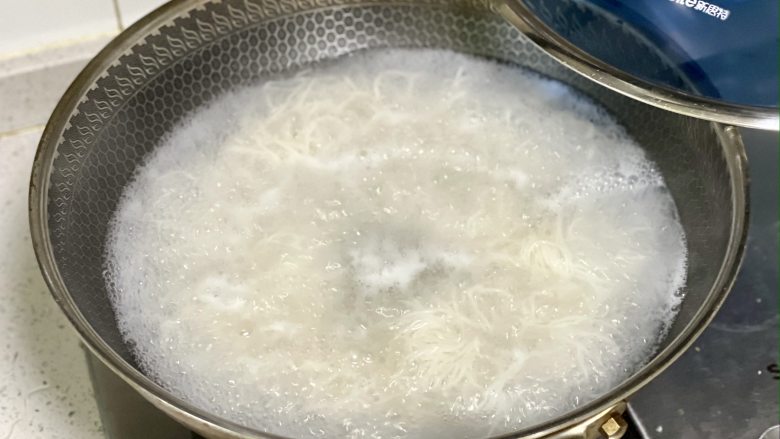 秒杀路边摊的炒粉干,做法简单,料多味足,好吃又管饱,锅里烧开水,加少许盐和油防粘,下入粉干煮熟