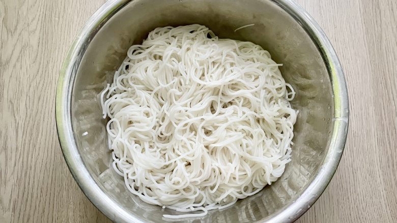 秒杀路边摊的炒粉干,做法简单,料多味足,好吃又管饱,煮好粉干捞出沥干水分
