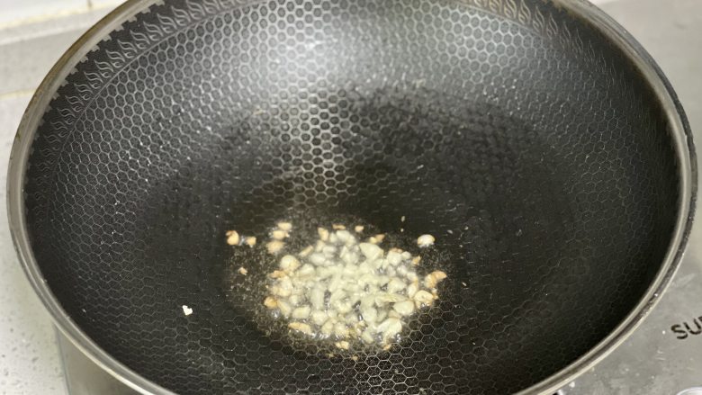 秒杀路边摊的炒粉干,做法简单,料多味足,好吃又管饱,锅里热油,下蒜末爆香