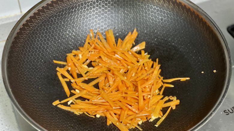 秒杀路边摊的炒粉干,做法简单,料多味足,好吃又管饱,下入胡萝卜丝翻炒片刻;