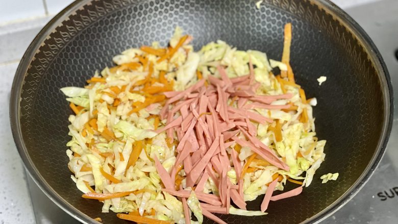秒杀路边摊的炒粉干,做法简单,料多味足,好吃又管饱,接着下入火腿肠丝翻炒