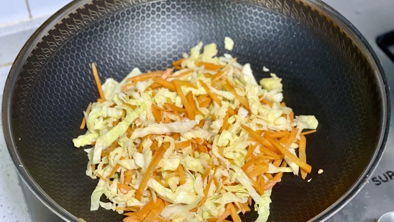 秒杀路边摊的炒粉干,做法简单,料多味足,好吃又管饱,下入包菜丝,和胡萝卜一起炒熟