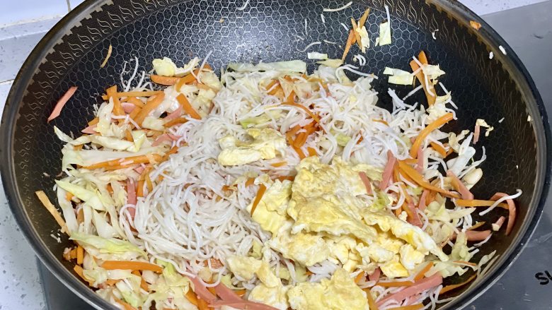 秒杀路边摊的炒粉干,做法简单,料多味足,好吃又管饱,再下入熟粉干和炒<a style='color:red;display:inline-block;' href='/shicai/ 9'>鸡蛋</a>,一起翻炒
