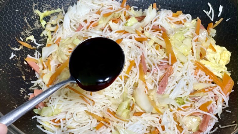 秒杀路边摊的炒粉干,做法简单,料多味足,好吃又管饱,加入一勺<a style='color:red;display:inline-block;' href='/shicai/ 721'>蚝油</a>;