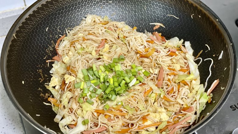 秒杀路边摊的炒粉干,做法简单,料多味足,好吃又管饱,最后加入葱花,翻炒均匀即可