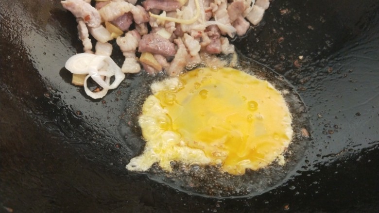 火腿青菜炒鸡蛋,把肉翻到一边倒入鸡蛋液?