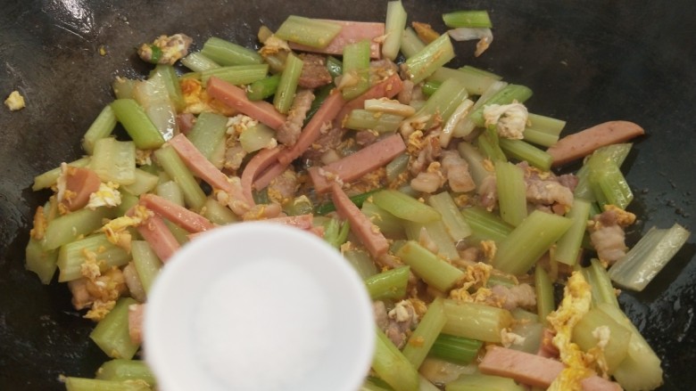 火腿青菜炒鸡蛋,加入适量盐,鸡精炒均匀即可。