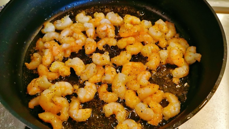 樱桃虾仁,起油锅放入食用油,油热后放入虾仁炸至变色,出锅备用。