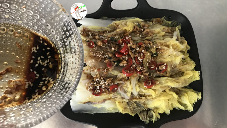 凉拌娃娃菜,接着把调好的凉拌汁,淋在娃娃菜上面