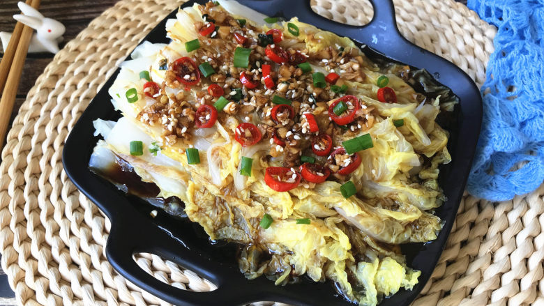 凉拌娃娃菜,最后撒上葱花点缀提香,一道家常版的凉拌娃娃菜就做好了