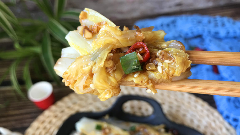凉拌娃娃菜,吃上一口,香辣咸鲜,还带着点酸甜的味道,爽口下饭,非常地好吃