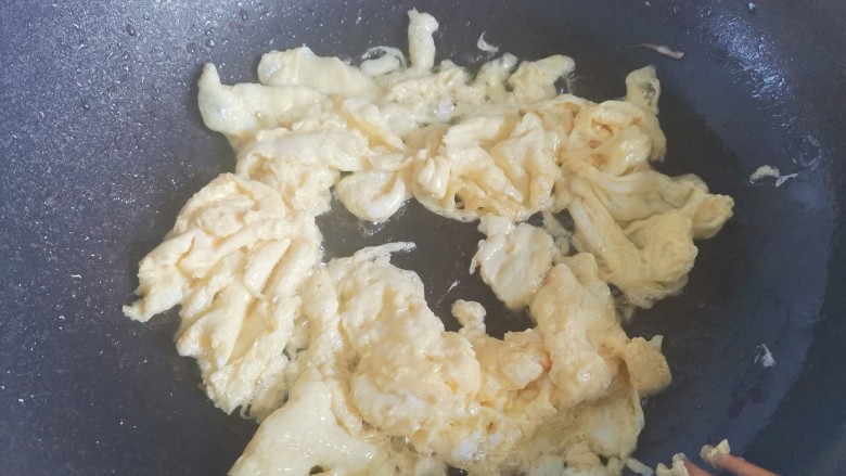 火腿青菜炒鸡蛋,锅烧油倒入鸡蛋液,炒散盛出备用