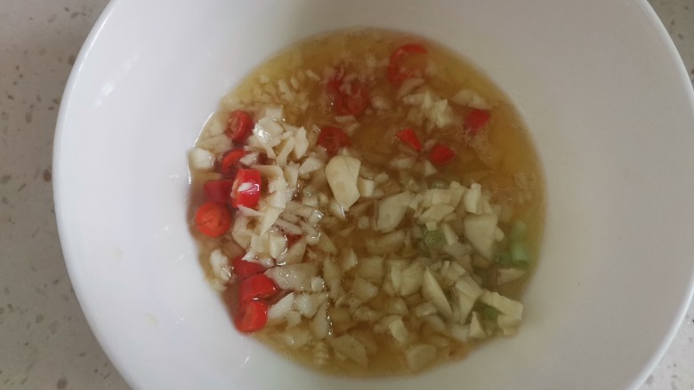 凉拌炸蛋,蒜末,小米椒,葱白用热油泼一下激出香味