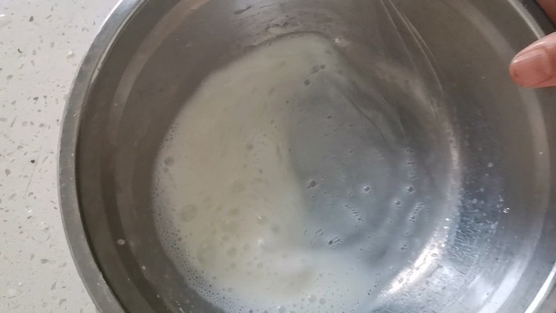 日式冰乳酪蛋糕,用蛋抽搅拌至乳化状态,就是看不到油腥