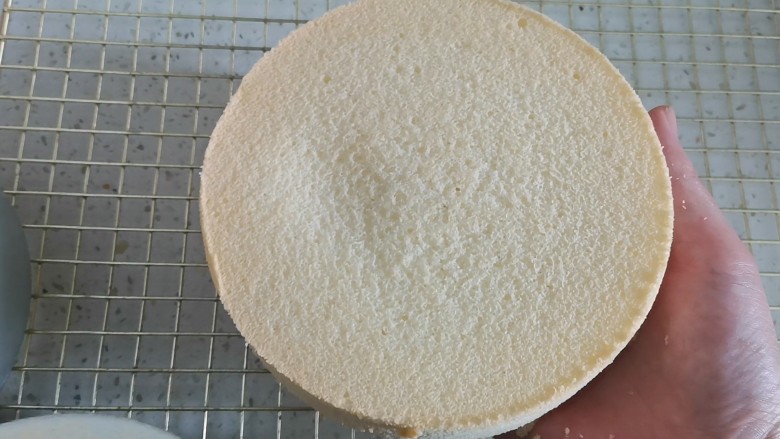 日式冰乳酪蛋糕,烤好取出震出热气,倒扣在晾网上,晾凉后再脱模