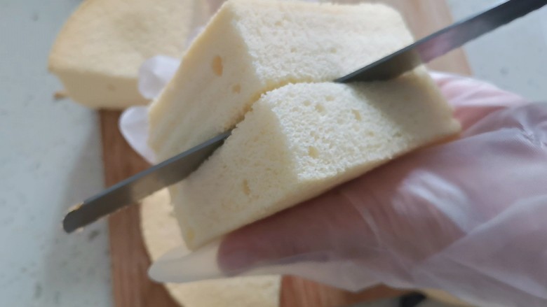 日式冰乳酪蛋糕,再把中间也切一下,不要切断
