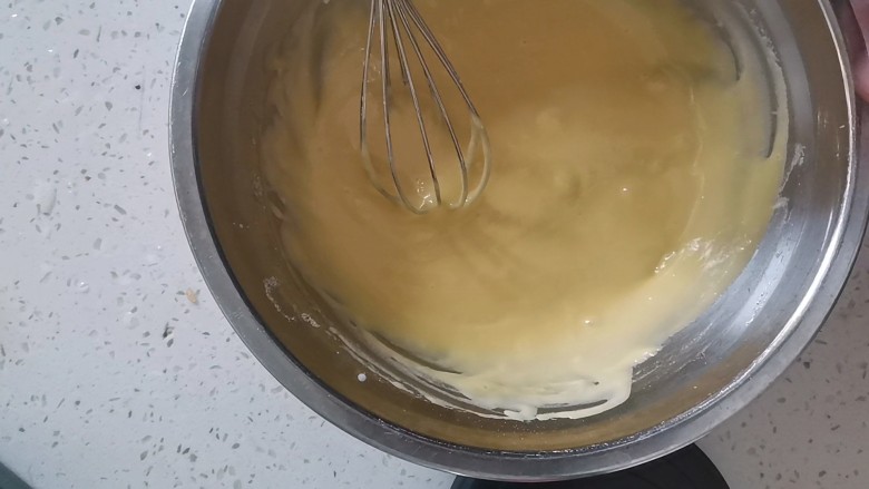 日式冰乳酪蛋糕,同样画z质搅拌至蛋黄与面粉融合,细腻光滑的面糊
