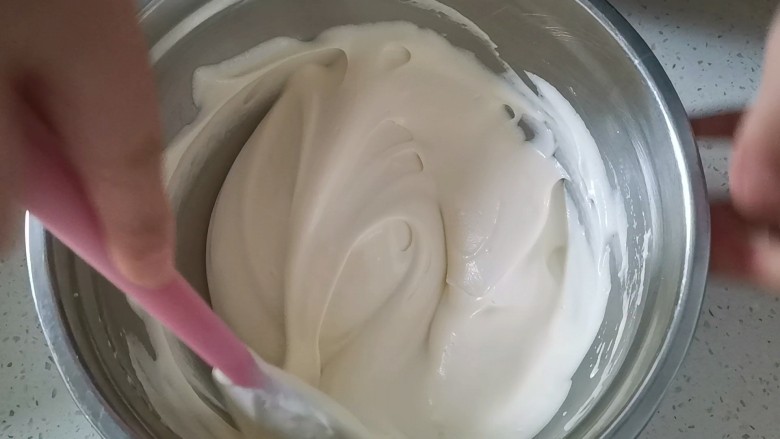 日式冰乳酪蛋糕,同样的手法翻拌均匀,翻拌好的面糊是光滑细腻有光泽的