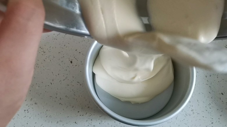 日式冰乳酪蛋糕,然后倒入六寸模具中,震几下出大气泡