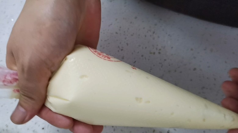 日式冰乳酪蛋糕,然后装入裱花袋,放入冰箱冷藏一个小时