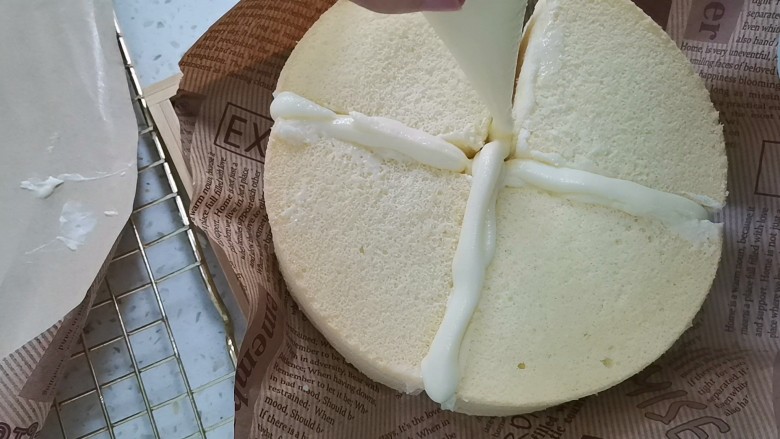 日式冰乳酪蛋糕,全部弄完,四块拼在一起,表面再挤上乳酪酱