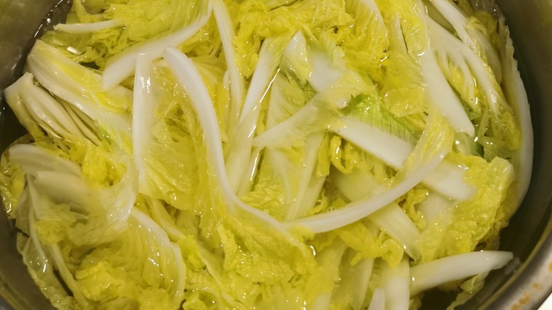 凉拌娃娃菜,放入开水中汆烫1分钟,水中加入盐和几滴食用油。