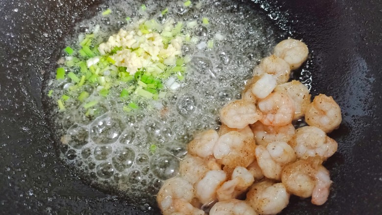 樱桃虾仁,将虾仁拨到一边,下葱姜末,炒香
