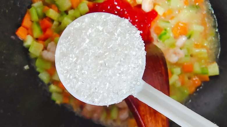 樱桃虾仁,加一大勺细砂糖,翻炒均匀即可
