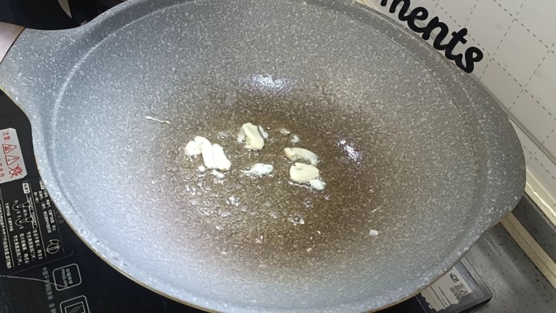 火腿青菜炒鸡蛋,另起锅烧油,爆香蒜瓣