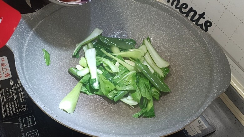 火腿青菜炒鸡蛋,倒入青菜,快速翻炒均匀