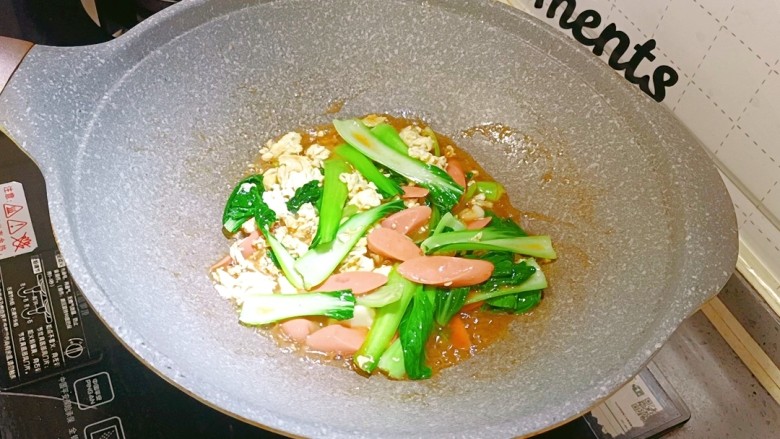 火腿青菜炒鸡蛋,翻炒均匀,料汁沸锅至入味即可