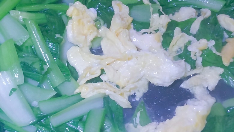 火腿青菜炒鸡蛋,青菜变色后加入鸡蛋